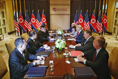 (싱가포르=연합뉴스) 미국 도널드 트럼프 대통령과 북한 김정은 국무위원장이 12일 오전 싱가포르 센토사 섬 카펠라호텔에서 확대정상회담을 하고 있다. 왼쪽부터 시계방향으로 북한 리용호 외무상, 김영철 노동당 대남담당 부위원장 겸 통일전선부장(왼쪽부터 시계방향으로), 김정은 국무위원장, 김주성 통역관, 리수용 노동당 중앙위 부위원장 겸 국제부장, 미국 존 켈리 백악관 비서실장, 이연향 통역국장, 도널드 트럼프 대통령, 마이크 폼페이오 국무부 장관, 존 볼턴 백악관 국가안보보좌관. 2018.6.12 [스트레이츠타임스 홈페이지 캡처=연합뉴스] 연합뉴스