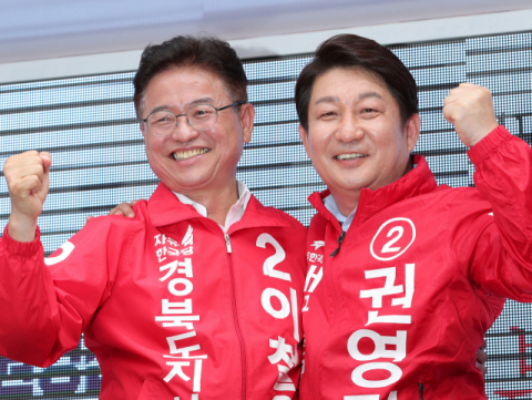 자유한국당 권영진(오른쪽) 대구시장 후보와 이철우 경북도지사 후보가 6·13 지방선거를 하루 앞둔 12일 오후 대구 수성구 신매시장 입구에서 대구경북 상생 공동유세를 한 뒤 주먹을 불끈 쥐며 승리를 다짐하고 있다. 정운철 기자 woon@msnet.co.kr