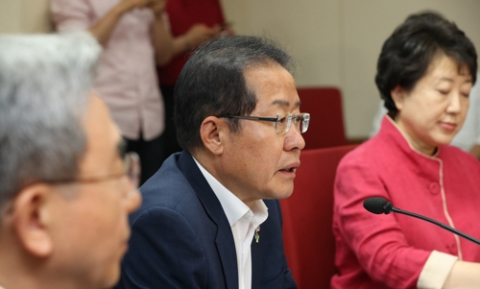 자유한국당 홍준표 대표가 12일 오후 서울 여의도당사에서 열린 중앙선거대책위원회 회의에서 발언하고 있다. 연합뉴스