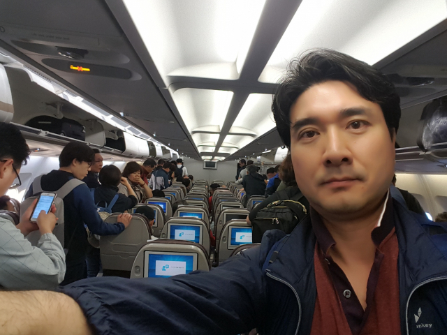 상트페테르부르크 풀코보국제공항 도착 후 비행기내에서 내리기 직전의 모습. 이호준기자