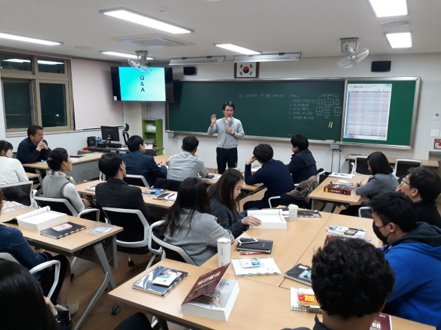 대구 비슬고 교사들이 학교생활기록부 작성 및 관리에 관한 미니 워크숍을 통해 진로진학 역량을 향상시키고 있다. 비슬고 제공