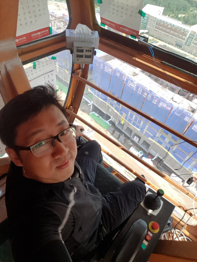 높은 상공에서 타워크레인을 조종하는 기사들은 일당백의 작업을 수행하는 건설현장의 꽃이다. 하지만 죽음에 대한 공포도 상존해 불안 속에 살고 있다. 타워크레인을 조종하는 김주한 씨.