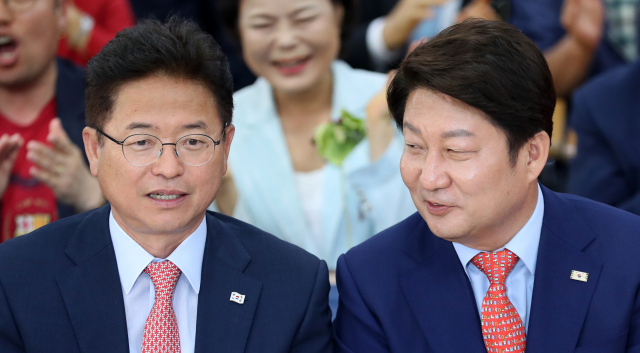 13일 오후 대구시 수성구 범어동 자유한국당 대구광역시당에서 권영진 대구시장 후보(오른쪽)와 이철우 경북지사 후보가 출구조사 결과를 확인한 뒤 대화하고 있다. 연합뉴스