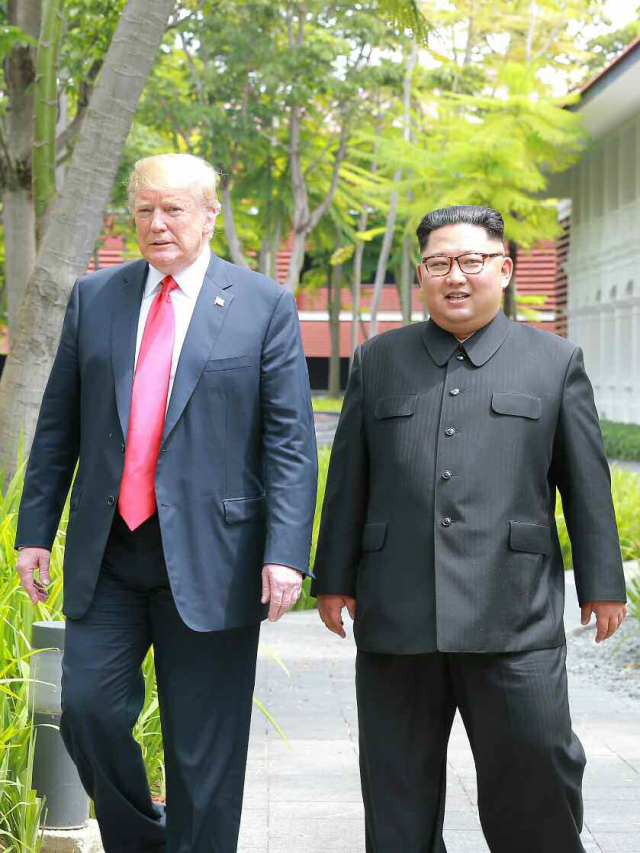 북한 노동신문은 지난해 6월 12일 싱가포르에서 열린 북미정상회담에서 김정은 북한 국무위원장과 도널드 트럼프 미국 대통령이 회담장인 카펠라 호텔 주변을 산책하는 모습을 이틑날 보도한 바 있다. 연합뉴스