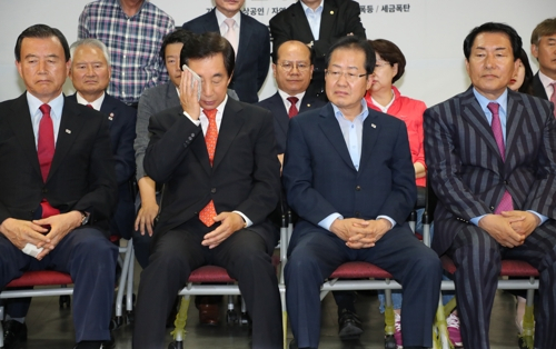 홍준표 대표, 김성태(왼쪽) 원내대표 등 자유한국당 지도부가 제7회 전국동시지방선거 및 국회의원 재보궐선거가 열린 13일 서울 여의도 당사에서 TV를 통해 출구조사 결과를 지켜보며 실망감을 감추지 못하고 있다. 연합뉴스