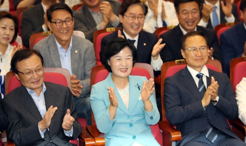 더불어민주당 추미애 대표가 13일 저녁 국회 의원회관에 마련된 개표상황실에서 6·13 지방선거 개표방송을 시청하며 민주당의 압승을 예측하는 출구조사 결과가 발표되자 박수치고 있다. 연합뉴스