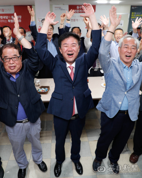 배기철 자유한국당 대구 동구청장 당선인이 14일 새벽 지지자들과 함께 기뻐하고 있다. 우태욱 기자 woo@msnet.co.kr