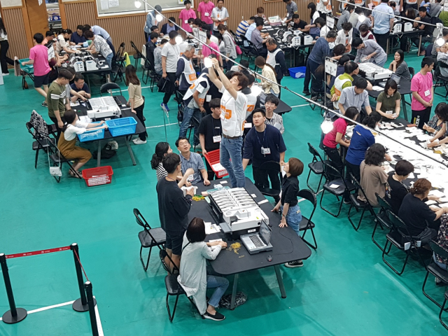 일부 투표소에서 천장에 설치된 전등 불빛 탓에 분류기가 잇따라 오작동을 일으켜 전등을 제거하기도 했다. 채원영 기자