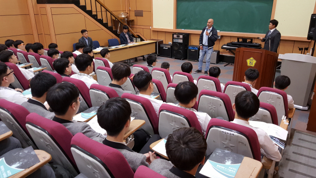 경북기계공고는 최근 학교 시청각실에서 호주 기업 관계자를 초청해 취업을 앞둔 3학년 학생을 대상으로 
