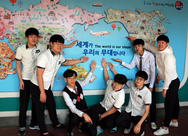 지난해 미국으로 산업체 직무연수 및 현장교육을 이수한 학생들이 세계지도 앞에서 밝은 표정을 짓고 있다. 경북공고 제공
