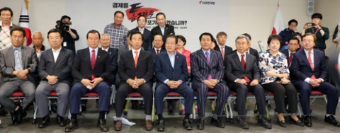 홍준표 대표, 김성태 원내대표 등 자유한국당 지도부가 제7회 전국동시지방선거 및 국회의원 재
