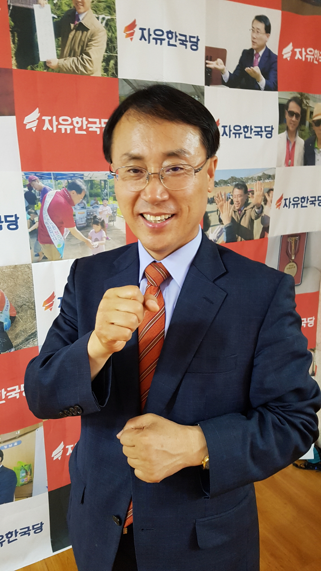 이번 지방선거에서 이색 당선자로 꼽히는 조달흠 안동시의원 당선자. 안동시청 행사 사회자로 이름을 날리던 그가 이번 선거로 시의회에 입성하면서 이제 안동시민 대변자가 됐다. 전종훈 기자