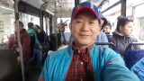 시내버스 안에서 기타를 치며 노래하는 승객과 키스를 하는 젊은이와 동승했다.