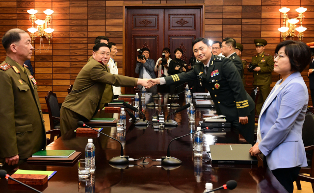 14일 오전 경기도 파주시 판문점 북측 통일각에서 열린 남북장성급군사회담에서 김도균 남측 수석대표(오른쪽 두번째)와 안익산 북측 수석대표가 악수하고 있다. 남북장성급군사회담은 2007년 12월 이래 10년 6개월만에 열렸다. 연합뉴스