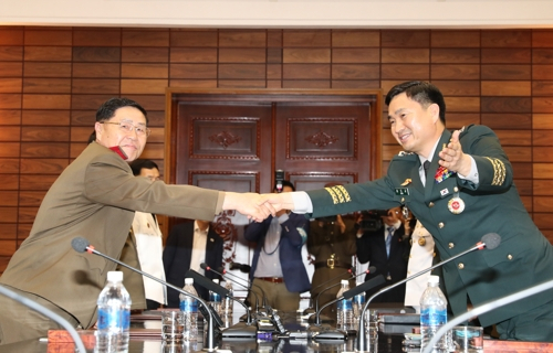 (판문점=연합뉴스) 김도균 남쪽 수석대표(오른쪽)와 안익산 북쪽 수석대표가 14일 오후 경기도 파주시 판문점 북쪽 통일각에서 남북 장성급회담을 마친 뒤 악수하고 있다. 2018.6.14 [사진공동취재단] 연합뉴스