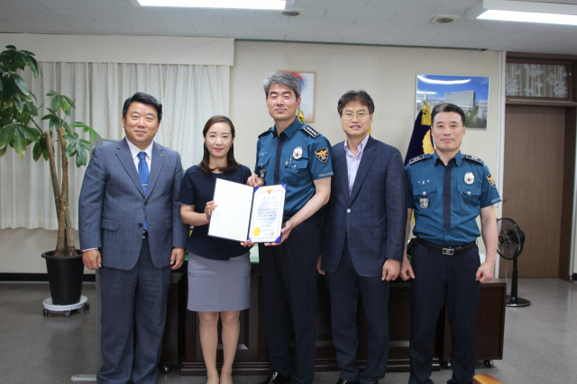 대구 서부경찰서는 15일 전세계약 중도금이 필요하다며 1천520만원을 인출하려던 30대 여성의 보이스피싱 피해를 막은 농협은행 평리지점 직원 A(39) 씨에게 감사장을 전달했다. 대구 서부경찰서 제공