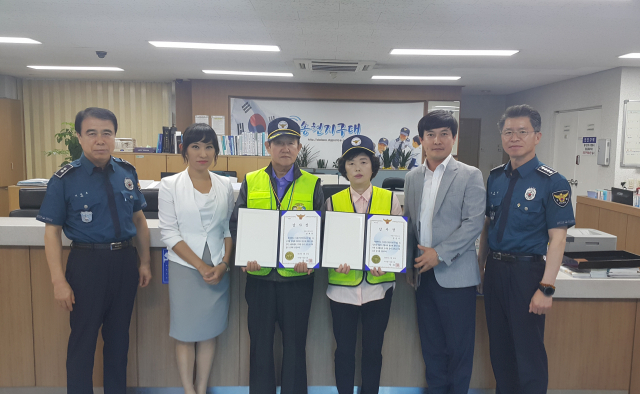 대구 달서경찰서는 최근 아동안전지킴이 4명과 아동안전지킴이집 1곳에 감사장을 전달했다. 달서경찰서 제공