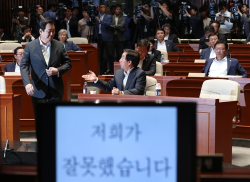15일 오후 국회에서 열린 자유한국당 의원총회에서 참석한 의원들이 굳은 표정으로 앉아 있다. 이날 회의에서는 지방선거 결과와 관련 당 쇄신을 위한 논의가 있을 것으로 알려졌다. 연합뉴스