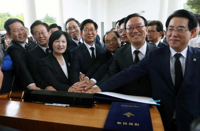 추미애 더불어민주당 대표와 6·13 지방선거 당선인들이 15일 오전 서울시 동작구에 있는 국립서울현충원에서 현충탑을 참배하고 방명록을 남긴 후 포즈를 취하고 있다. 연합뉴스