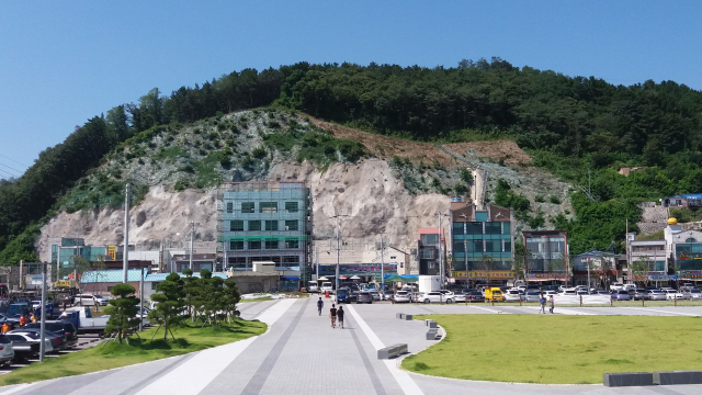 행정안전부 재해위험지역 정비사업 우수사례 발굴 심사 결과 최우수에 선정된 영덕군 강구4지구 현장의 모습. 강구리 마을주택 뒤편 낙석 피해 예방을 위해 사면을 정비했다. 경북도 제공