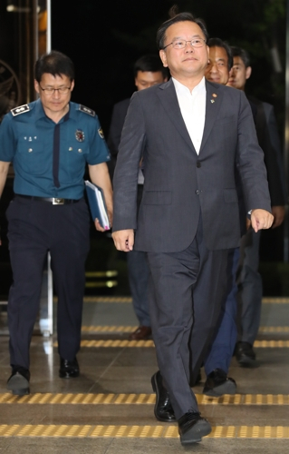 김부겸 행정안전부 장관이 15일 오후 서울 서대문구 미근동 경찰청에서 열린 경찰위원회에 출석하고 있다. 연합뉴스
