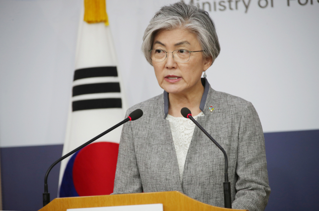 강경화 외교부 장관이 18일 오전 서울 도렴동 외교부 청사에서 취임 1주년을 맞아 언론 브리핑을 하고 있다. 연합뉴스