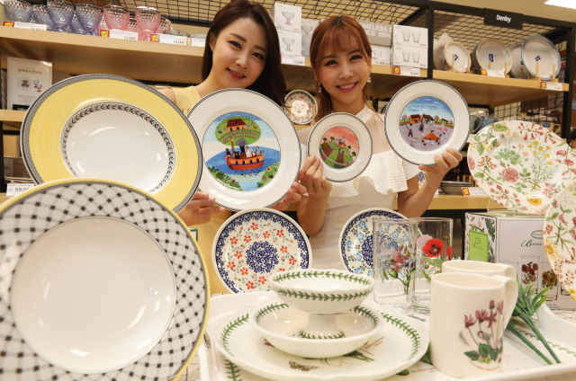 이마트는 이달 27일까지 외국 유명 브랜드 식기를 최대 60% 싸게 파는 글로벌 브랜드 식기대전 행사를 개최한다. 이마트 제공