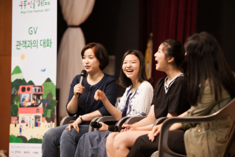 무주산골영화제 출연배우들이 관객과의 대화에서 활짝 웃고 있다. 무주산골영화제 집행위원회 제공