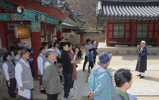 도산서원은 관람객들에게 퇴계의 삶과 철학 등 가르침을 올바르게 전하기 위해