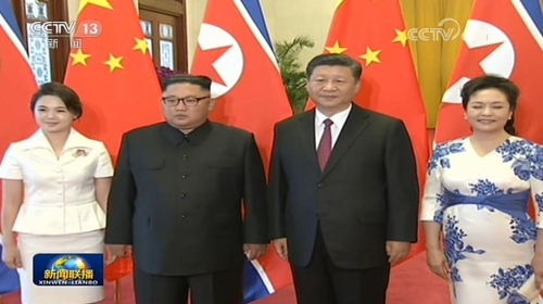 (베이징=연합뉴스) 김정은 북한 국무위원장과 시진핑(習近平) 중국 국가주석이 19일 베이징에서 세 번째 정상회동을 했다. 관영 중국중앙(CC)TV는 이날 방중한 김 위원장이 같은 날 오후 베이징 인민대회당에서 시 주석을 만나는 모습을 보도했다. 북중 외교 관례상 북한 최고 지도자가 귀국하기 전에 중국이 방중 장면을 공개하는 것은 이례적인 일이다. 2018.6.19 [CCTV 화면 캡처=연합뉴스] 연합뉴스