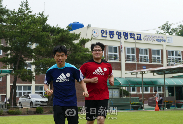 안동영명학교 조보근(29·사진 오른쪽) 교사와 김명재(17) 군이 내년 3월 개최되는 
