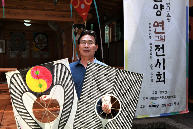 이종옥 명인이 이순신 장군이 명령 하달을 위해 사용한 신호연인 긴꼬리눈쟁이연과 중머리연에 대해 설명하고 있다. 전통문화콘텐츠개발사업단 제공