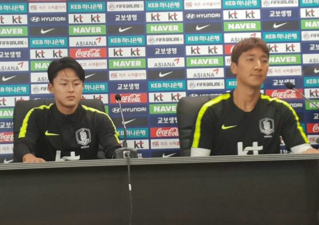 20일(현지시각) 상트페테르부르크의 스파르타크 경기장에서 열린 한국 대표팀 훈련을 앞두고 인터뷰를 하고 있는 이승우(왼쪽)와 정우영. 이호준 기자
