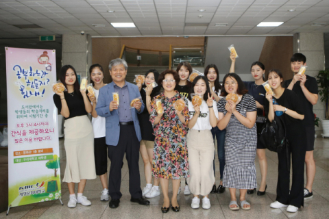 계명문화대가 기말고사 기간 도서관에서 공부하는 학생들을 격려하기 위해 간식나눔 행사를 열었다. 계명문화대 제공