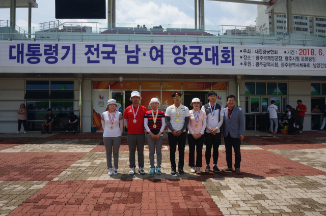 제36회 대통령기 전국 남·여 양궁대회 혼성 단체전에서 예천군청 양궁실업선수단 소속 윤옥희(왼쪽 세 번째), 장채환(가운데) 선수가 우승을 차지했다. 예천군 제공