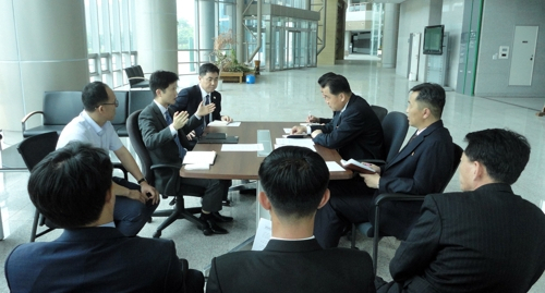 통일부 이상민 국장을 비롯한 남측 준비팀과 북측 준비팀이 19일 개성공단 내 종합지원센터에서 남북공동연락사무소 개설 개보수 공사 착수를 위한 협의를 하고 있다. 연합뉴스