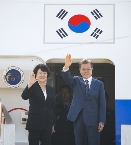 문재인 대통령과 부인 김정숙 여사가 21일 오전 서울공항에서 러시아 국빈방문을 위해 출국하며 손을 흔들어 인사하고 있다. 연합뉴스