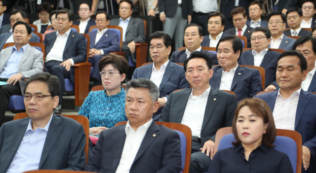 21일 오전 국회에서 열린 자유한국당 의원총회에서 참석한 의원들이 굳은 표정으로 앉아 있다. 연합뉴스