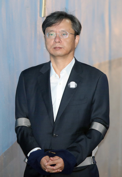 (서울=연합뉴스) 임헌정 기자 = 박근혜 정부 시절 국정농단 의혹을 알고도 묵인하고 직권을 남용한 혐의 등으로 재판에 넘겨진 우병우 전 청와대 민정수석비서관이 20일 오전 서울 서초구 서울고등법원에서 열린 항소심 속행공판에 출석하며 법정으로 향하고 있다. 2018.6.20 연합뉴스