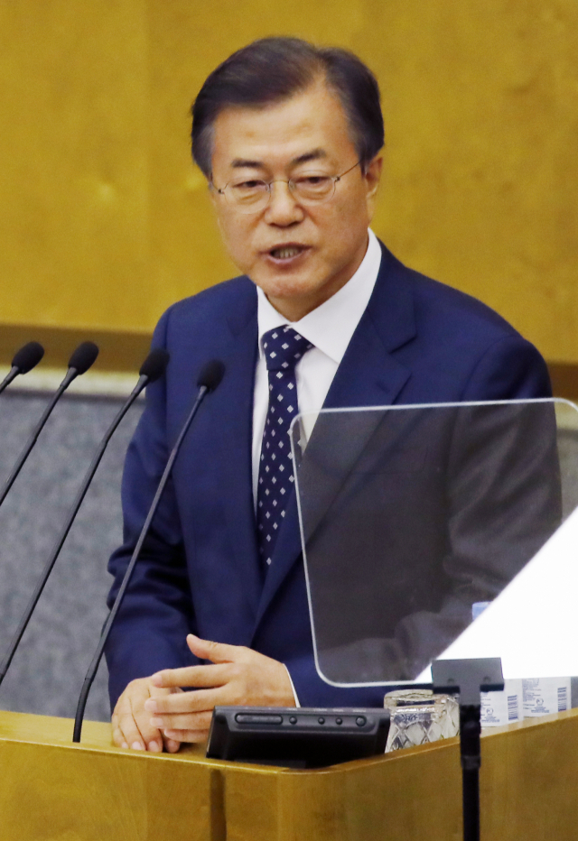 사상 최초 러시아 하원에서 연설하는 문 대통령 (모스크바=연합뉴스) 배재만 기자 = 러시아를 국빈방문 중인 문재인 대통령이 21일 오후 러시아 모스크바 하원을 방문, 우리 대통령으로는 처음으로 연설하고 있다. 문 대통령은 한ㆍ러 간 전략적 협력동반자 관계의 미래 발전방향 등에 대해 연설했다. 2018.6.21 scoop@yna.co.kr (끝) 연합뉴스