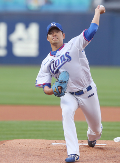 21일 대구삼성라이온즈파크에서 열린 2018 KBO리그 삼성 라이온즈와 SK 와이번스 경기에 선발 등판한 백정현이 역투하고 있다. 삼성 라이온즈 제공