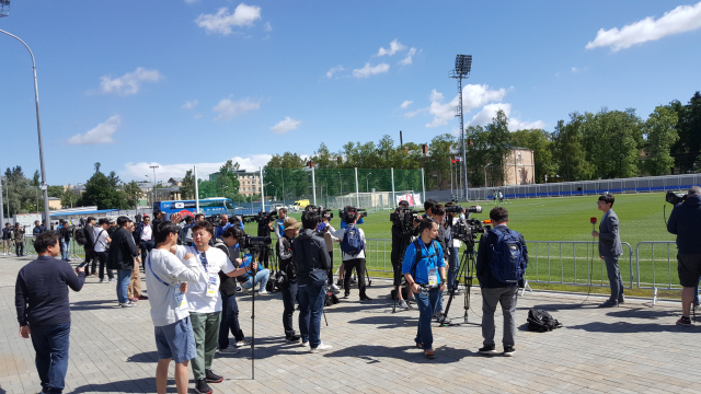 2018 러시아 월드컵에 출전한 한국 축구대표팀을 취재하기 위해 온 기자단이 상트페테르부르크 스파르타크 경기장에서 훈련 중인 대표팀을 취재하고 있다. AFP 등 외국 취재진도 눈에 띈다. 이호준 기자