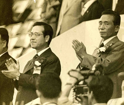 1973년 박정희 대통령컵 아시아 축구대회 선수입장식에서 박수를 보내는 박정희 대통령과 김종필 전 총리. 2018.6.23 [연합뉴스 자료사진] 연합뉴스