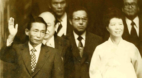 1973년 제28주년 광복절 기념식에서 손을 흔들며 시민들에게 답례하는 박정희 대통령 내외와 함께 있는 김종필 전 총리. 2018.6.23 [연합뉴스 자료사진] 연합뉴스