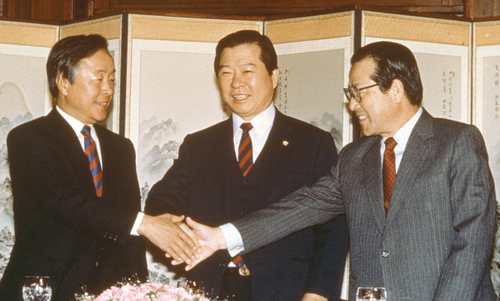 1989년 당시 김대중 평민당(가운데), 김영삼 민주당(왼쪽), 김종필 공화당 총재가 서울 가든호텔에서 회동을 갖고 특위정국 마무리 등 새해 정국운용에 대해 논의하기 앞서 악수하는 모습. 2018.6.23 [연합뉴스 자료사진] 연합뉴스