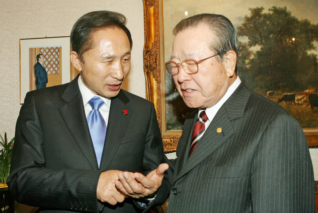 김종필 전 총리가 2007년 청구동 자택을 방문한 당시 이명박 한나라당 대선후보와 대화를 하던 모습. 2018.6.23 [연합뉴스 자료사진] leesh@yna.co.kr (끝) 연합뉴스