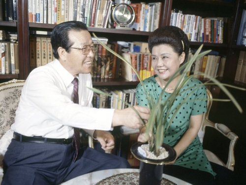 1987년 9월 당시 김종필 공화당 대통령 후보가 서울 신당동 자택에서 부인 박영옥 여사와 함께 다정한 시간을 보내는 모습. 2018.6.23 [연합뉴스 자료사진] 연합뉴스