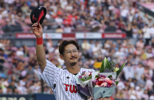 (서울=연합뉴스) 김주성 기자 = KBO리그 통산 최다안타 기록(2천319개)을 세운 박용택이 23일 오후 서울 잠실야구장에서 열린 롯데와의 경기에서 기록 달성 후 가진 기념행사에서 환호하는 관중을 향해 인사하고 있다. 2018.6.23 연합뉴스
