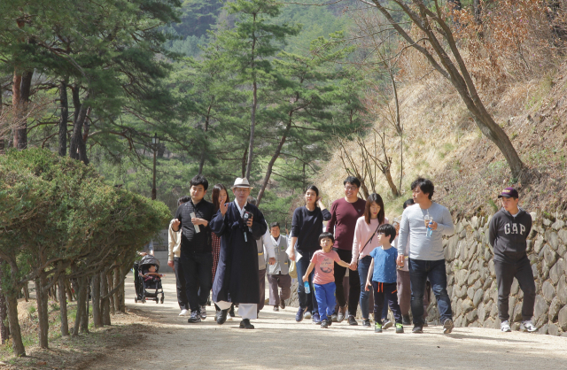 34년의 경제관료 공직생활을 마치고, 안동에서 퇴계선생의 삶을 따르고, 사상과 실천철학을 알리고 있는 김병일 도산서원 원장은
