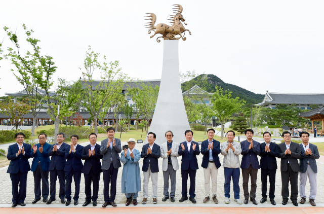 경상북도는 22일 도청 앞 정원에서 천마 상징조형물 제막식을 했다. 경북도 제공